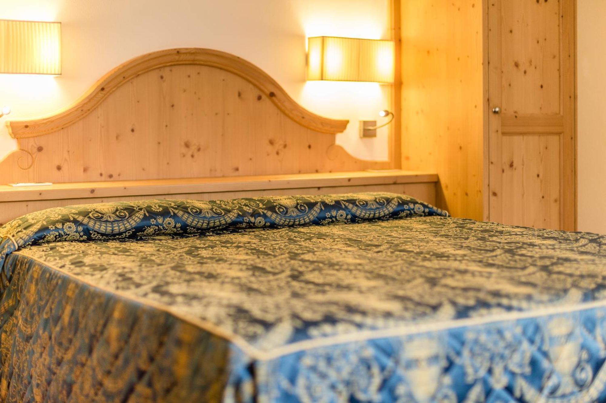 Family Hotel Serena Андало Екстериор снимка