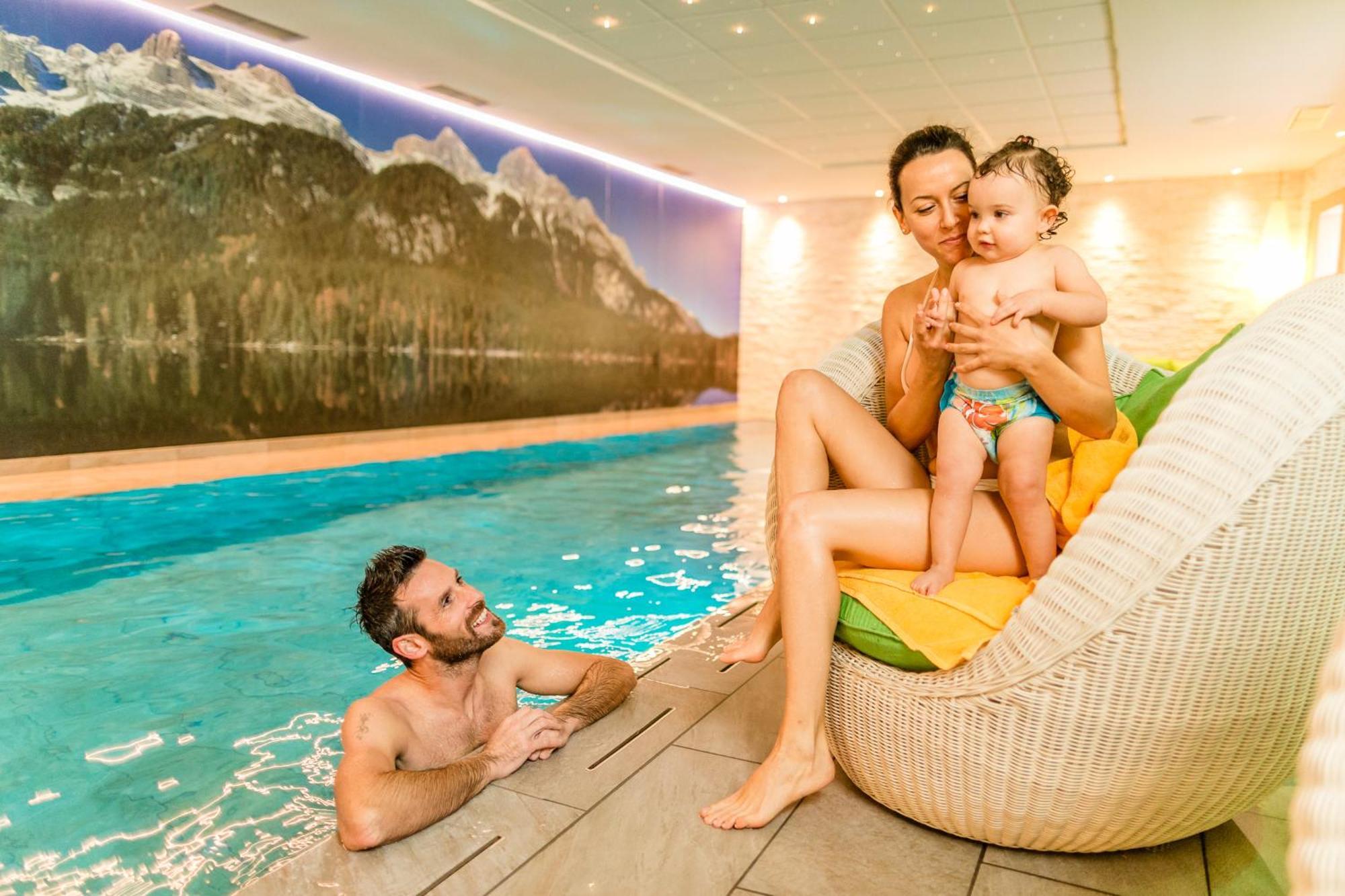 Family Hotel Serena Андало Екстериор снимка