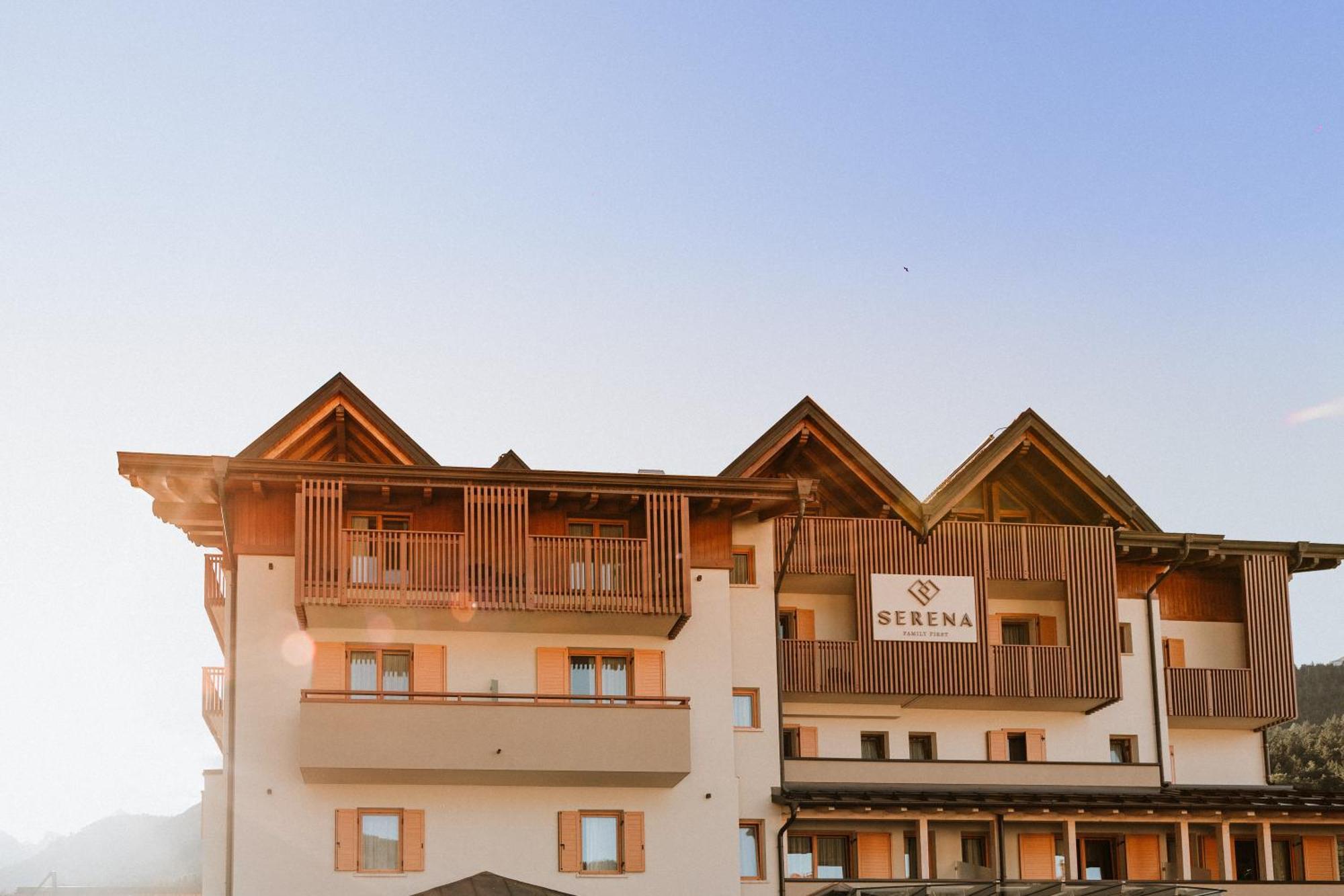 Family Hotel Serena Андало Екстериор снимка