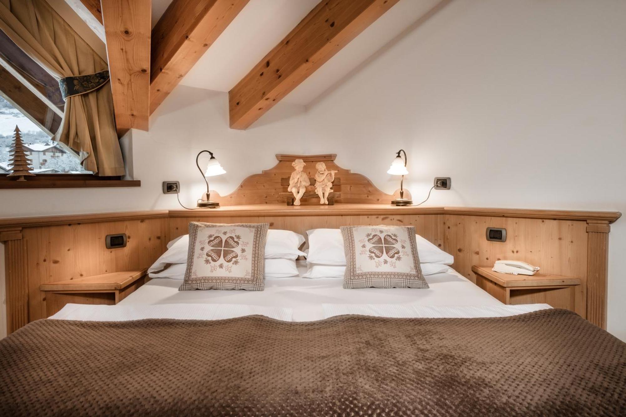 Family Hotel Serena Андало Екстериор снимка