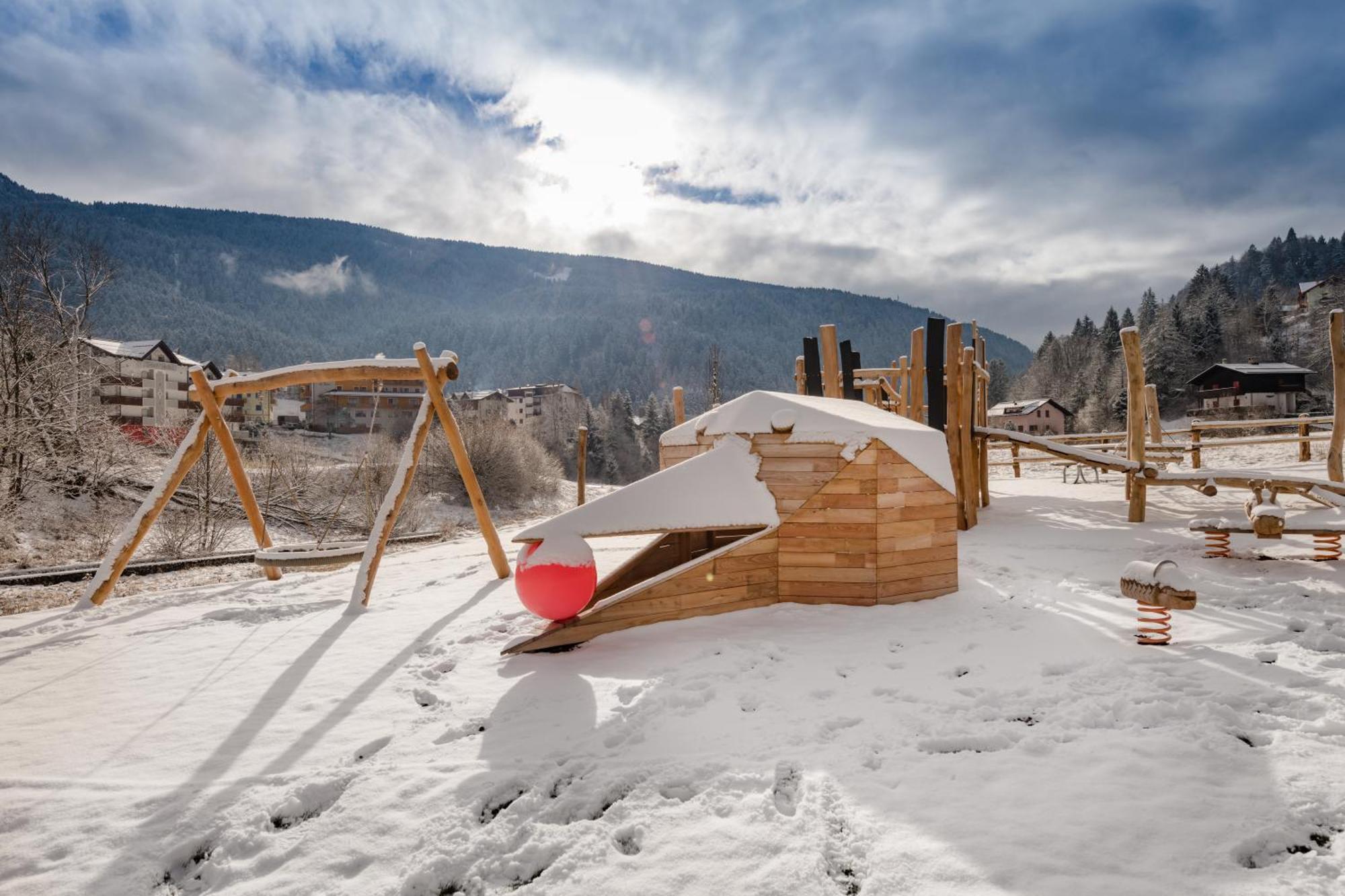 Family Hotel Serena Андало Екстериор снимка