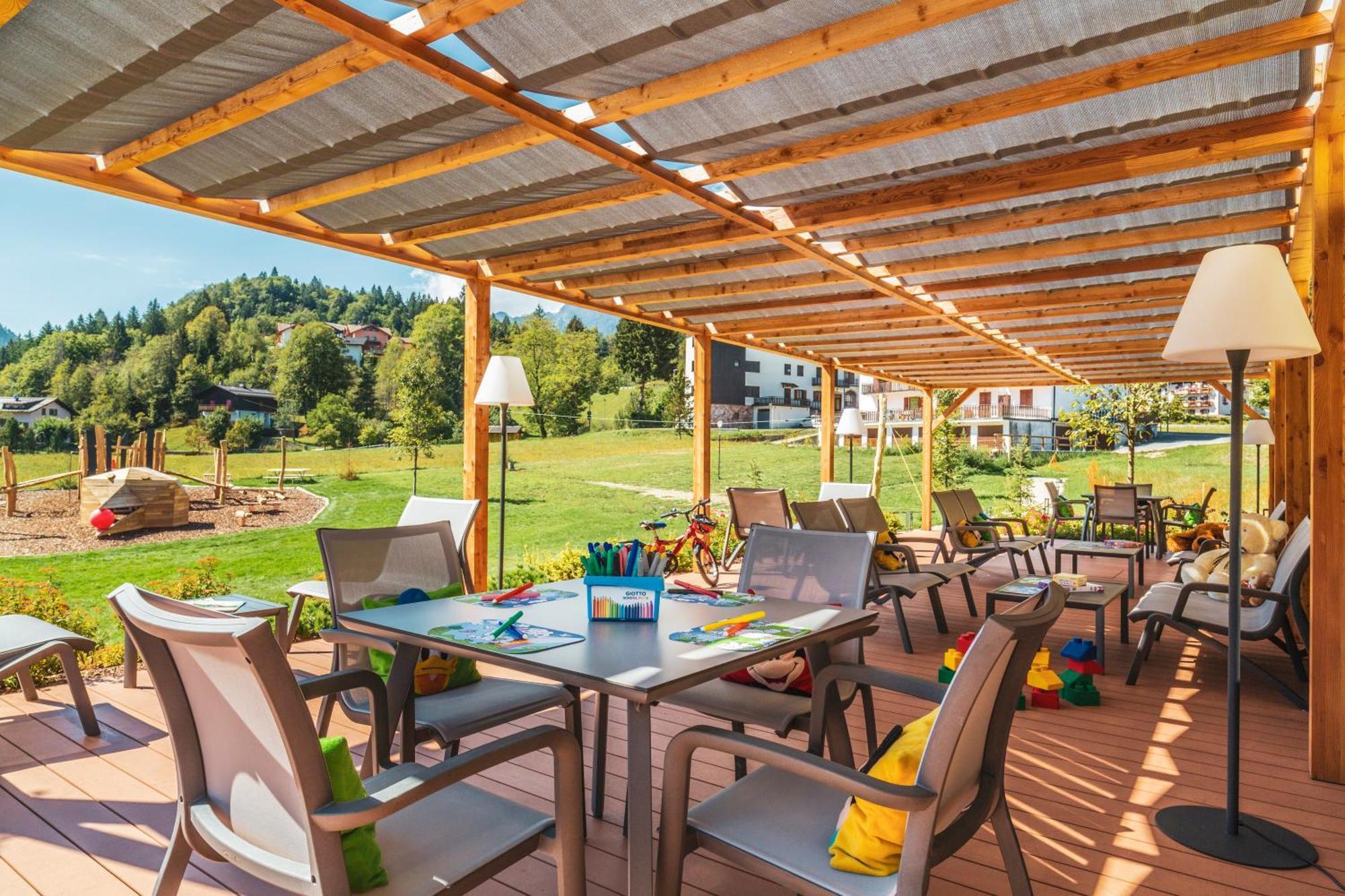 Family Hotel Serena Андало Екстериор снимка