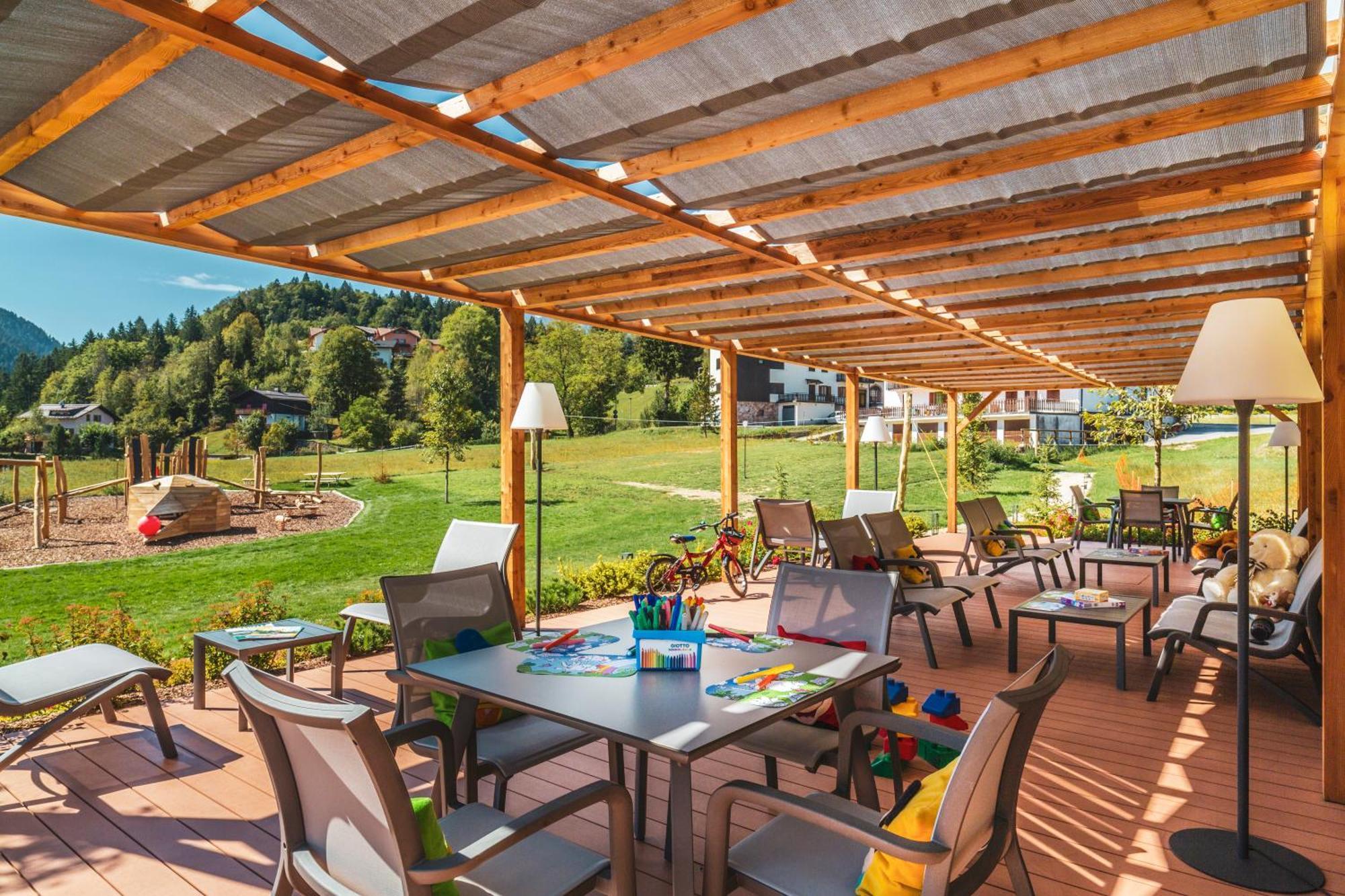 Family Hotel Serena Андало Екстериор снимка