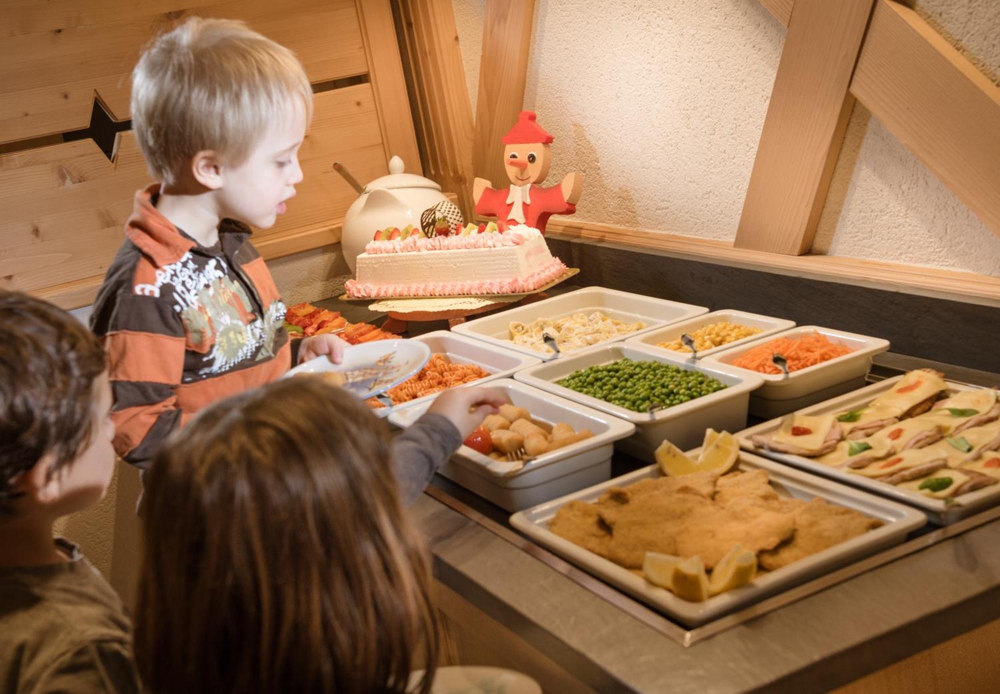 Family Hotel Serena Андало Екстериор снимка