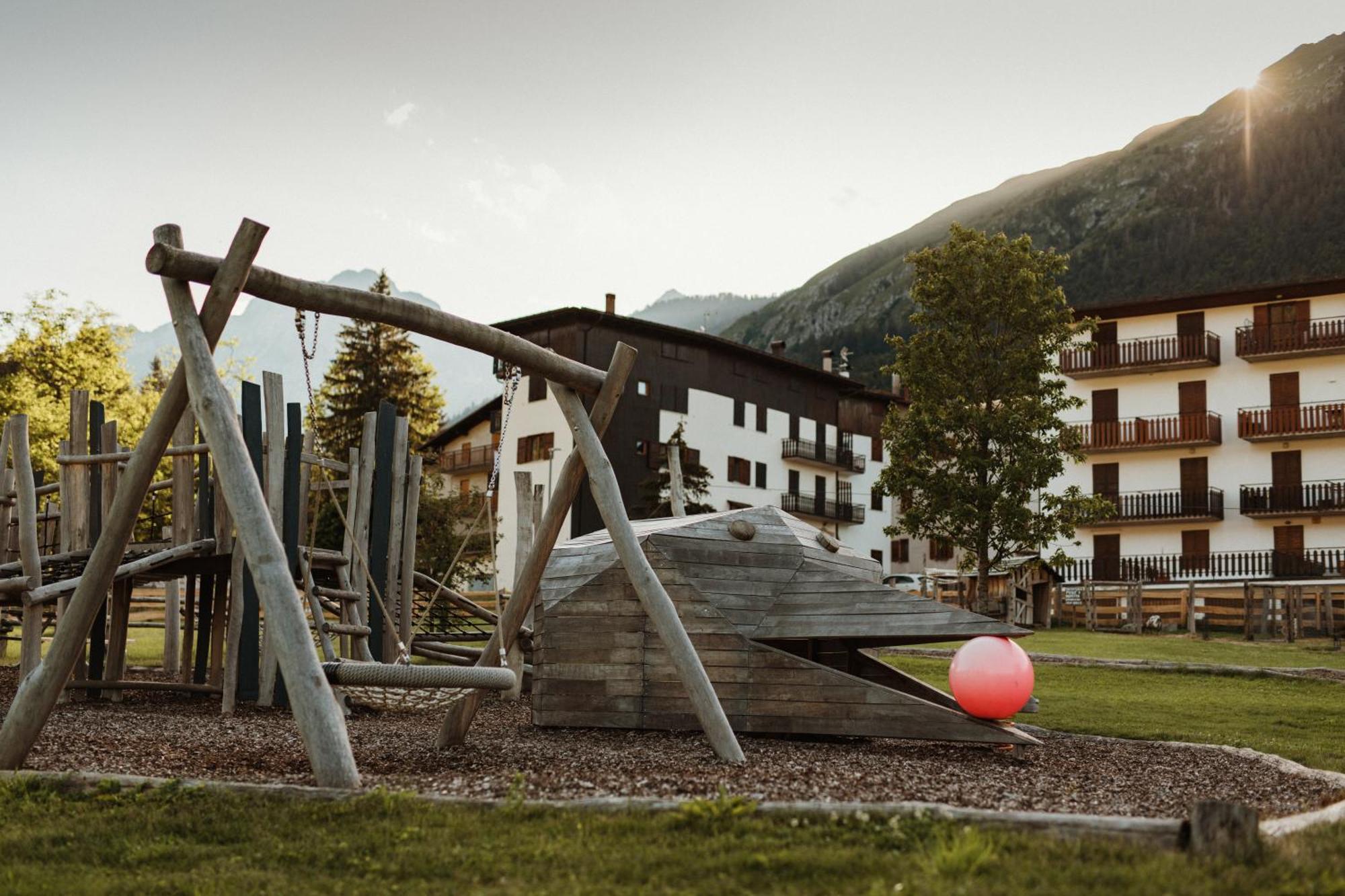 Family Hotel Serena Андало Екстериор снимка